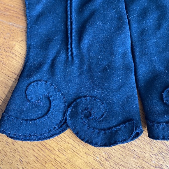 Vintage black fancy dress gloves. Nice cut and details around wrist. Fits sm-med - Picture 2 of 5